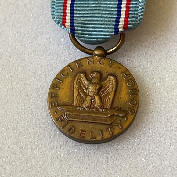 VTG ca 1977 Air Force miniature medal lapel award For Good Condact - Picture 2 of 6